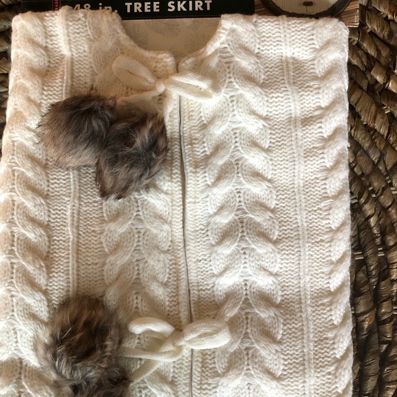 Broyhill 48 inch Tree Skirt Cream Faux Fur Pom Poms cable knit NWT - Picture 3 of 6